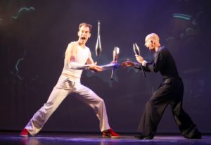 Jonglage-Nummer des Acts „Get the Shoe“ auf der Bühne